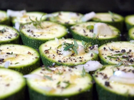 Blätterteigtarte mit bunten Tomaten und Pesto aus confierter Zucchini - Rezept - Bild Nr. 5