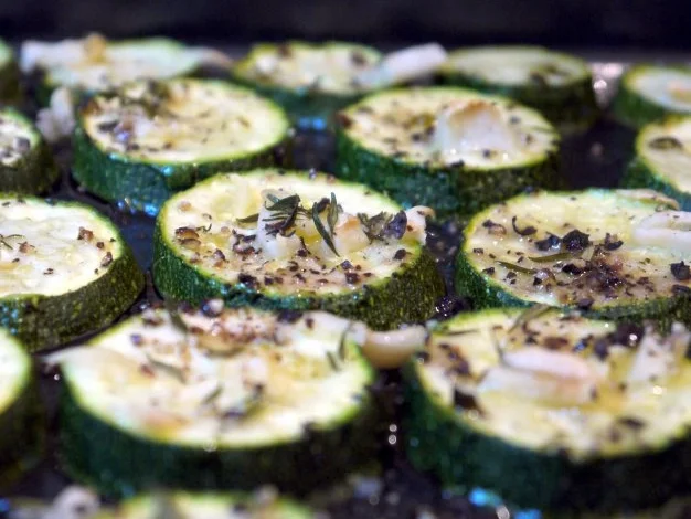 Blätterteigtarte mit bunten Tomaten und Pesto aus confierter Zucchini - Rezept - Bild Nr. 6