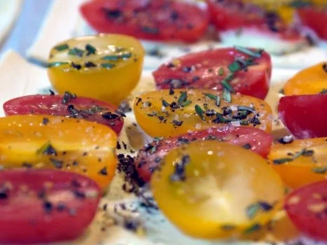 Blätterteigtarte mit bunten Tomaten und Pesto aus confierter Zucchini - Rezept - Bild Nr. 12