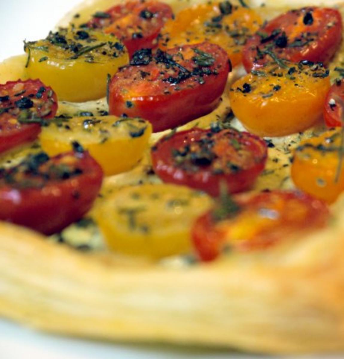 Blätterteigtarte mit bunten Tomaten und Pesto aus confierter Zucchini - Rezept