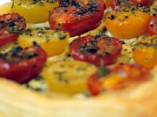 Blätterteigtarte mit bunten Tomaten und Pesto aus confierter Zucchini - Rezept