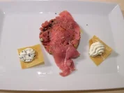 Kalbsfilet roh mariniert und als Tatar mit Avruga Kaviar und Kaperncreme - Rezept