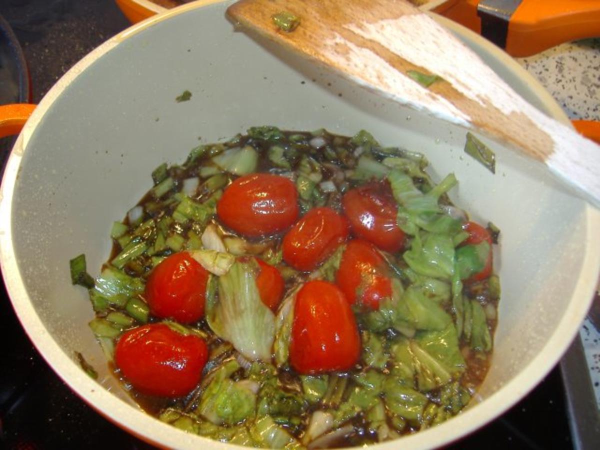 Tomaten- Endiviensalat als warmes Gemüse in Olivenöl - Rezept - Bild Nr. 2