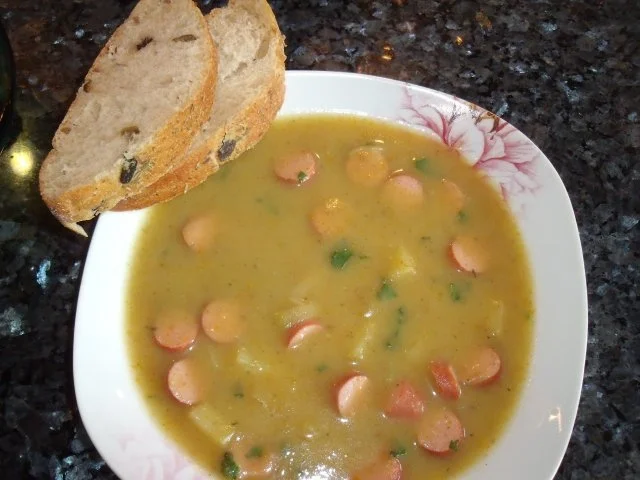 Rezept: Kartoffelsuppe mit Würstchen Kartoffelsuppe mit Würstchen - Rezept