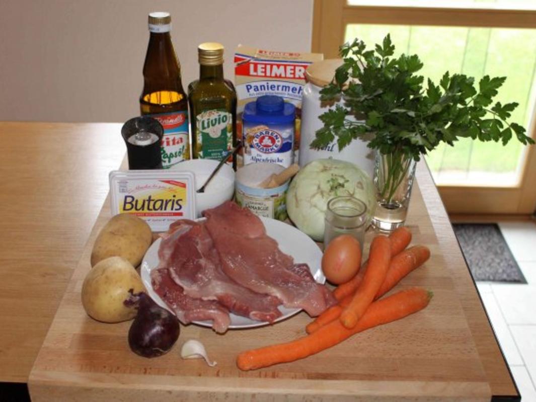 paniertes Schnitzel mit Kohlrabi-Möhren-Gemüse und Petersilien ...