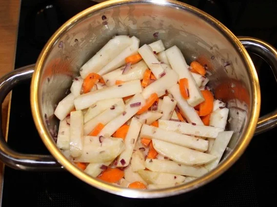 paniertes Schnitzel mit Kohlrabi-Möhren-Gemüse und Petersilien-Kartoffeln - Rezept - Bild Nr. 4
