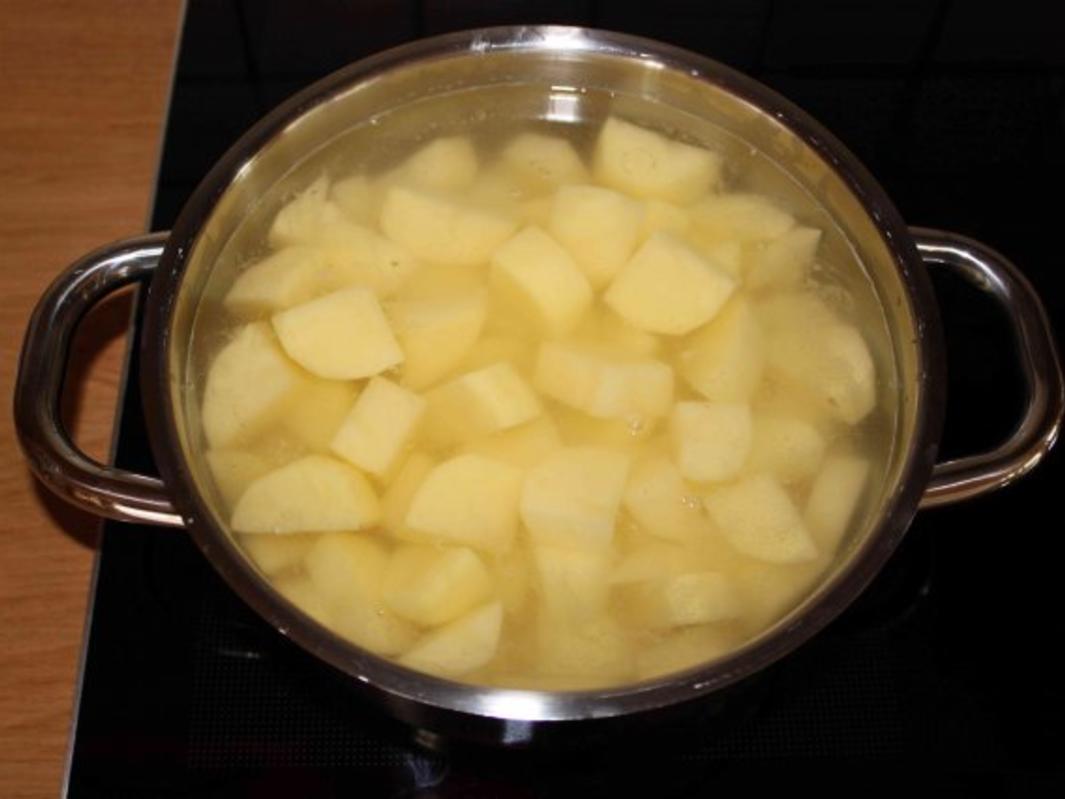 paniertes Schnitzel mit Kohlrabi-Möhren-Gemüse und Petersilien ...