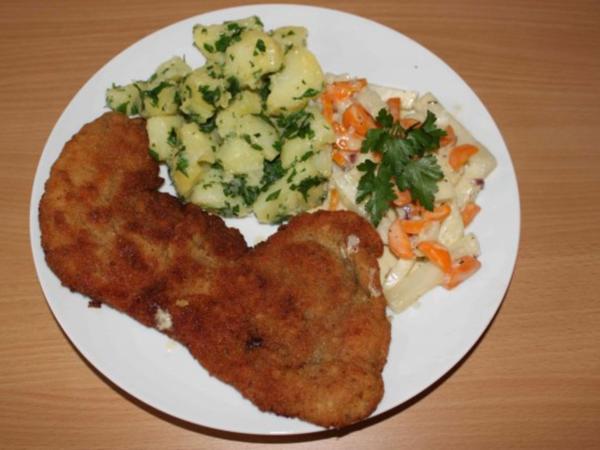Paniertes Schnitzel mit Kohlrabi Möhren Gemüse und Petersilien ...