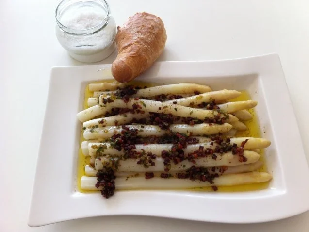 Spargel mit Schinkenwürfeln und aromatisierte Butter - Rezept