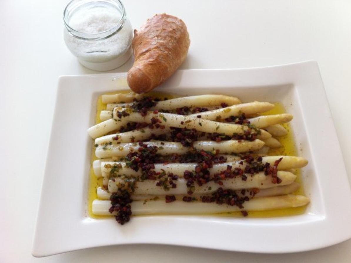 Spargel mit Schinkenwürfeln und aromatisierte Butter - schnell ...