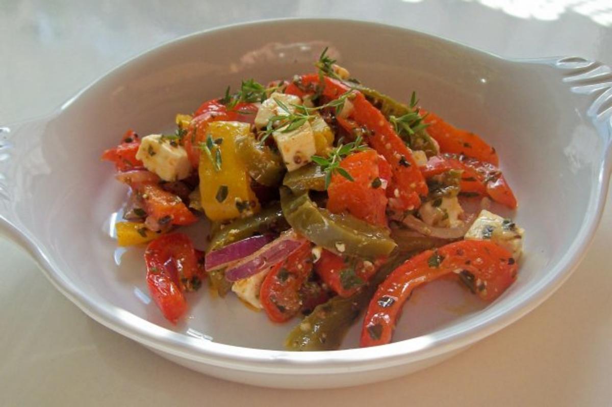 Ofen-Paprika-Salat mit roten Zwiebeln und Hirtenkäse - Rezept - kochbar.de
