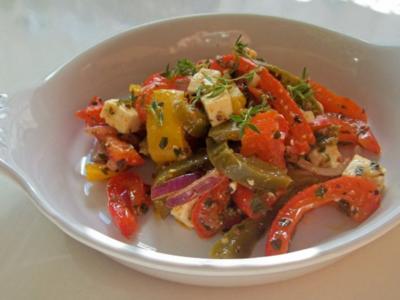 Ofen-Paprika-Salat mit roten Zwiebeln und Hirtenkäse - Rezept