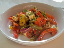 Ofen-Paprika-Salat mit roten Zwiebeln und Hirtenkäse - Rezept