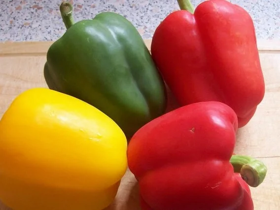 Rezept: Ofen-Paprika-Salat mit roten Zwiebeln und Hirtenkäse Bild Nr. 2 Ofen-Paprika-Salat mit roten Zwiebeln und Hirtenkäse - Rezept - Bild Nr. 2