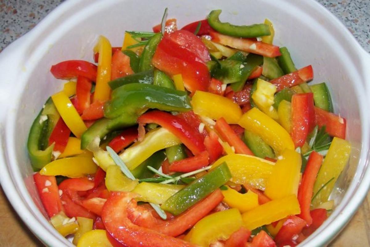 Ofen-Paprika-Salat mit roten Zwiebeln und Hirtenkäse - Rezept - Bild Nr. 3