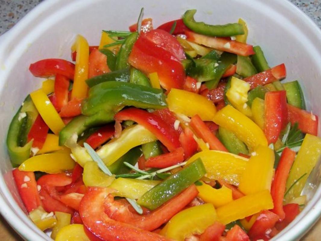 Ofen Paprika Salat mit roten Zwiebeln und Hirtenkäse - einfach - 363 ...