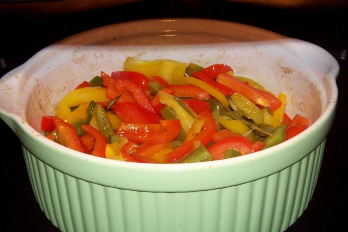 Ofen-Paprika-Salat mit roten Zwiebeln und Hirtenkäse - Rezept - Bild Nr. 4