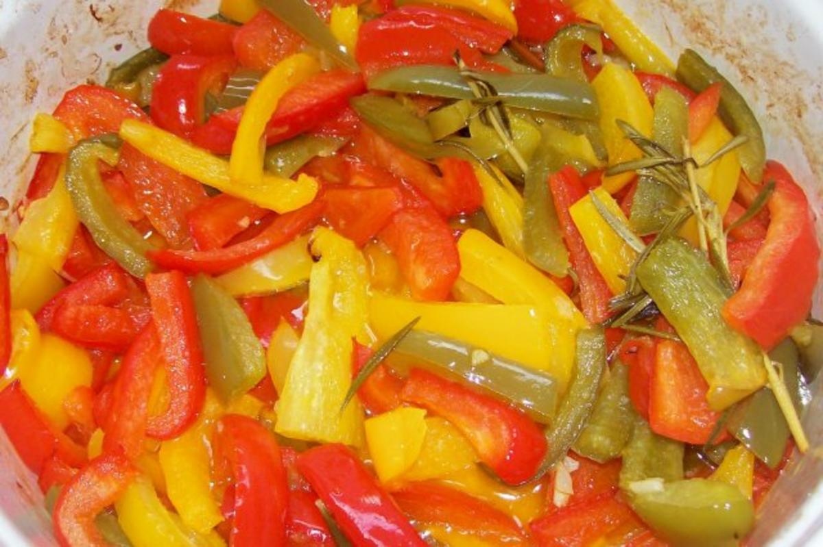 Ofen-Paprika-Salat mit roten Zwiebeln und Hirtenkäse - Rezept - Bild Nr. 5