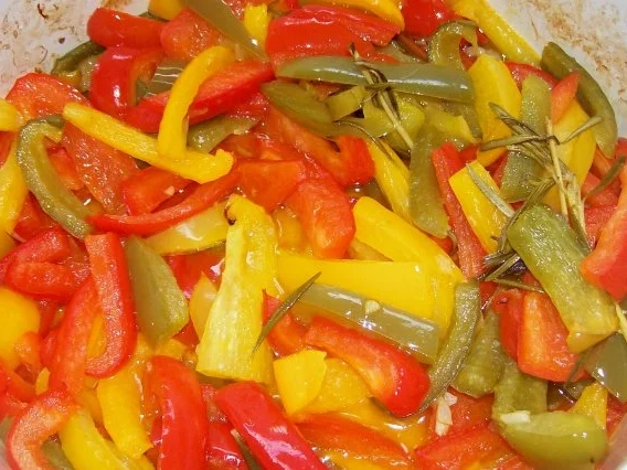 Rezept: Ofen-Paprika-Salat mit roten Zwiebeln und Hirtenkäse Bild Nr. 5 Ofen-Paprika-Salat mit roten Zwiebeln und Hirtenkäse - Rezept - Bild Nr. 5