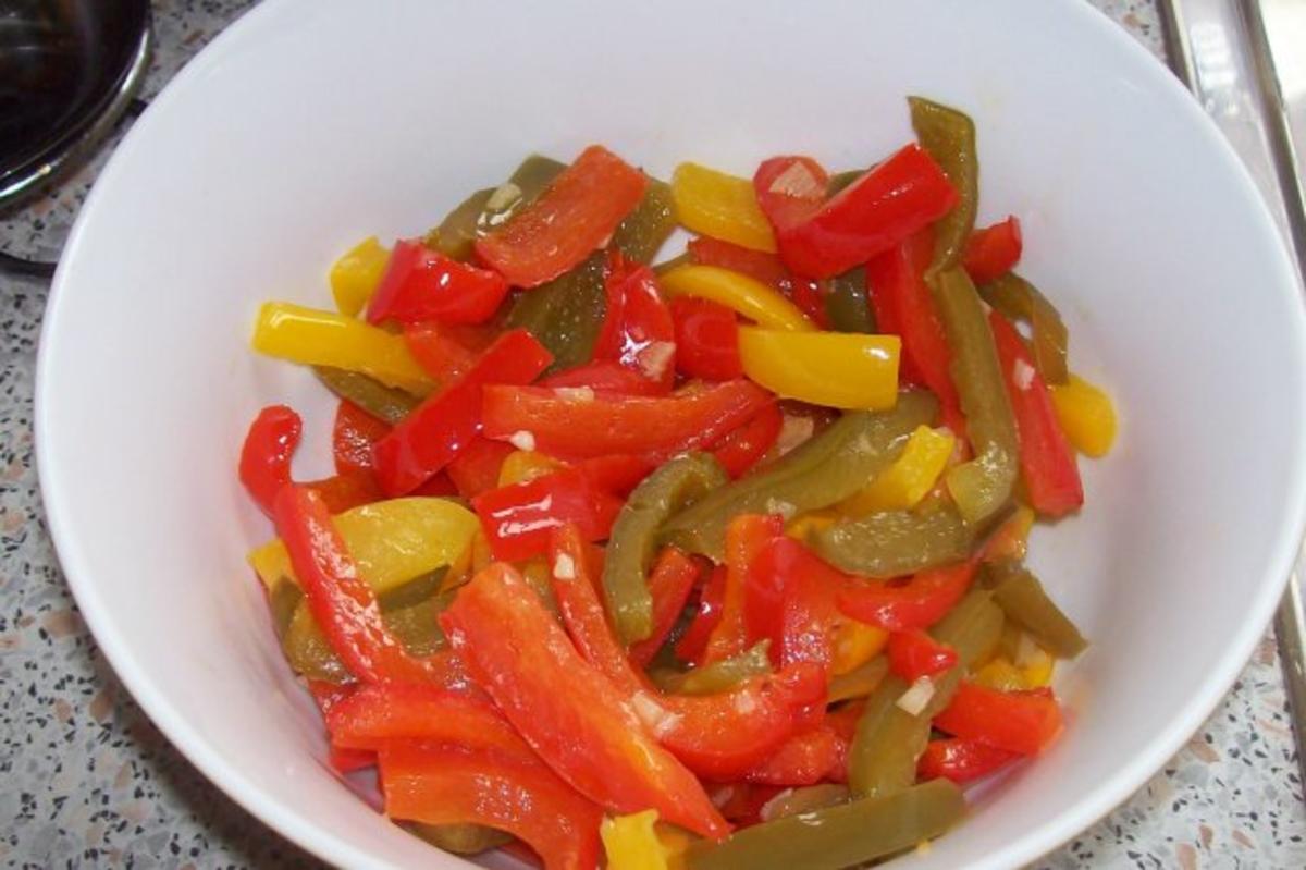 Ofen-Paprika-Salat mit roten Zwiebeln und Hirtenkäse - Rezept - Bild Nr. 6