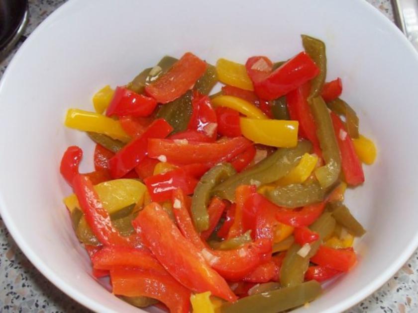 Ofen-Paprika-Salat mit roten Zwiebeln und Hirtenkäse - Rezept - kochbar.de
