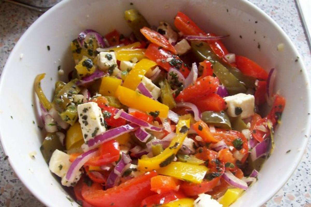 Ofen-Paprika-Salat mit roten Zwiebeln und Hirtenkäse - Rezept - Bild Nr. 7