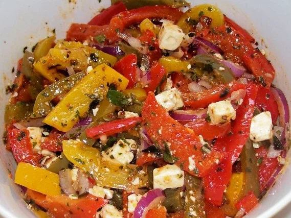 Rezept: Ofen-Paprika-Salat mit roten Zwiebeln und Hirtenkäse Bild Nr. 8 Ofen-Paprika-Salat mit roten Zwiebeln und Hirtenkäse - Rezept - Bild Nr. 8