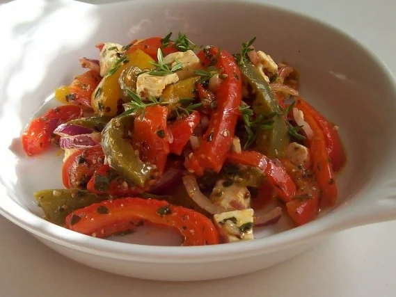 Rezept: Ofen-Paprika-Salat mit roten Zwiebeln und Hirtenkäse Bild Nr. 9 Ofen-Paprika-Salat mit roten Zwiebeln und Hirtenkäse - Rezept - Bild Nr. 9