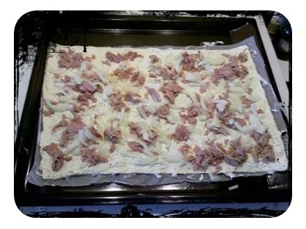 Rezept: Flammkuchen: Thunfisch-Flammkuchen für die WG Bild Nr. 7 Flammkuchen: Thunfisch-Flammkuchen für die WG - Rezept - Bild Nr. 7