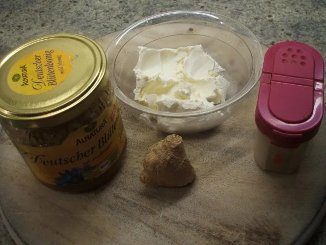 Frischkäse: Pumpernickel mit Gänseblümchen - Rezept - Bild Nr. 3