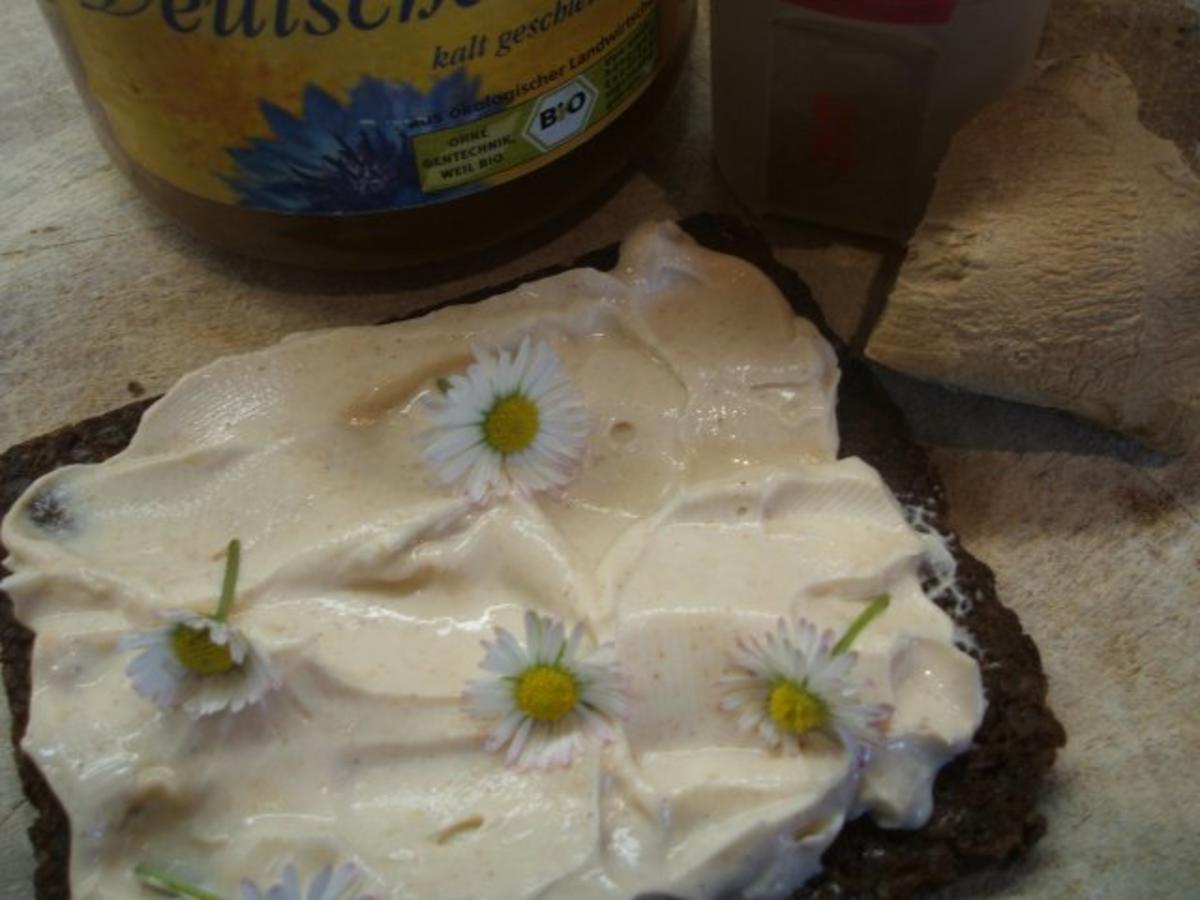 Frischkäse: Pumpernickel mit Gänseblümchen - Rezept