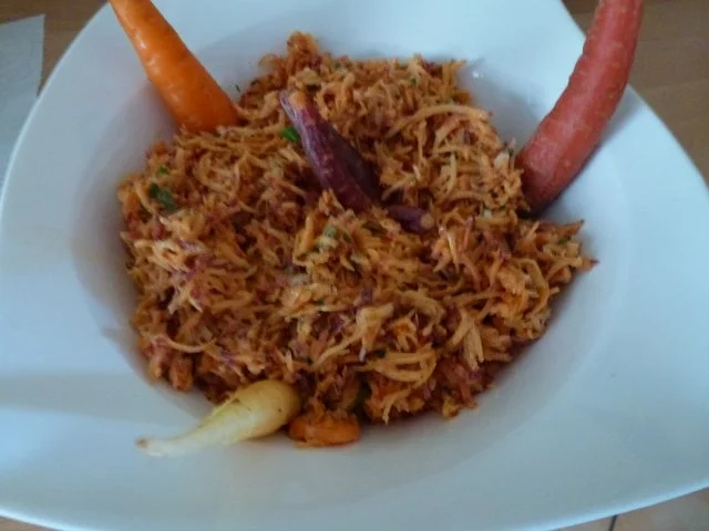 Vierfarbiger würziger Möhrensalat - Rezept