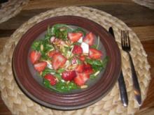 Rucola mit Roquefort, Erdbeeren und Pinienkernen - Rezept