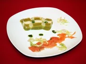 Rezept: Terrine vom grรผnen und weiรen Spargel, gebeizter Saibling, Wildkrรคuterpesto Terrine vom grรผnen und weiรen Spargel, gebeizter Saibling, Wildkrรคuterpesto - Rezept
