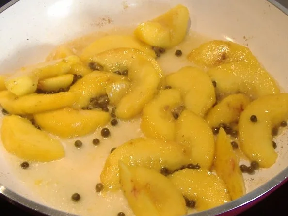 Rezept: Kalbsleber mit Pfirsich und grünem Pfeffer Bild Nr. 5 Kalbsleber mit Pfirsich und grünem Pfeffer - Rezept - Bild Nr. 5