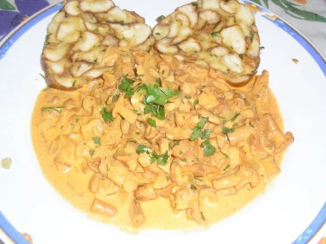 Eierschwammerlgulasch (Pfifferlinge) und Semmelknödel - Rezept
