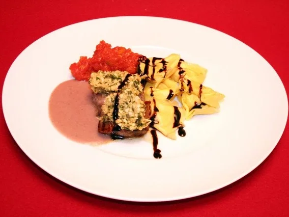 Lammrücken mit Mandel-Kräuter-Topping auf Tomatensugo und Trüffel-Tortellini - Rezept