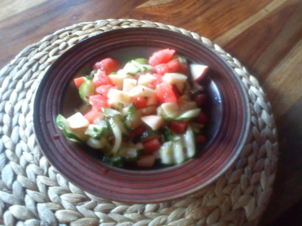 Bilder für Gurkensalat mit Apfelstücken und Melone - Rezept