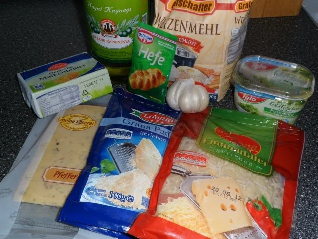 Rezept: Käse-Knobi-Kräuter-Brot Bild Nr. 2 Käse-Knobi-Kräuter-Brot - Rezept - Bild Nr. 2