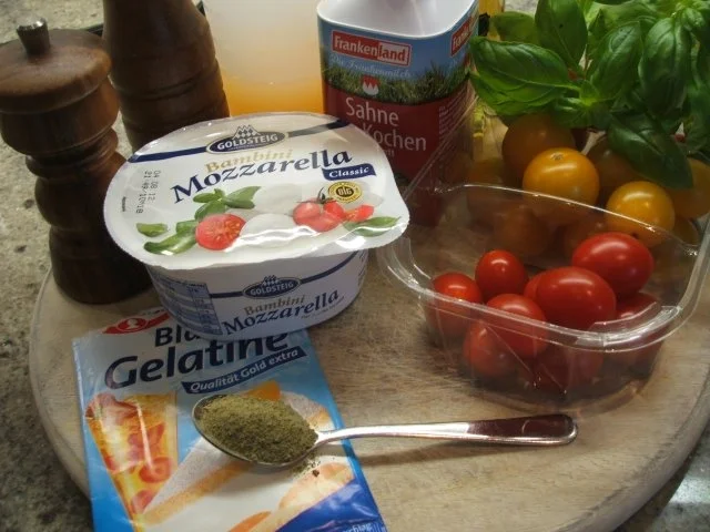Rezept: Sülzen: Sommersülze "Caprese" auf Basilikumschaum Bild Nr. 2 Sülzen: Sommersülze "Caprese" auf Basilikumschaum - Rezept - Bild Nr. 2
