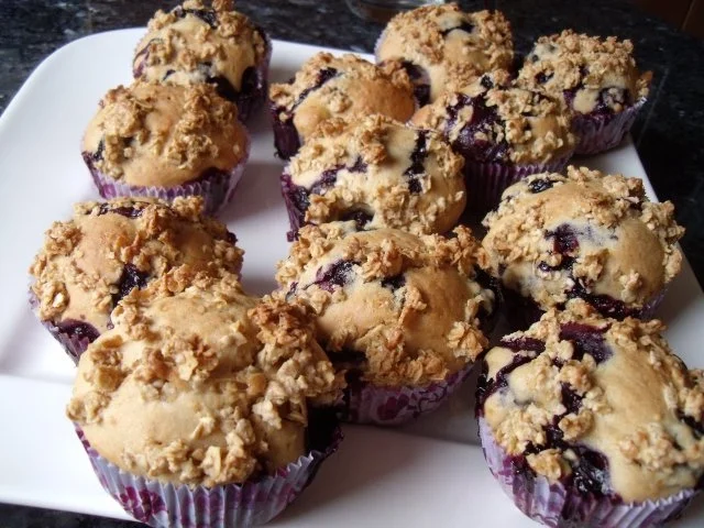 Ahornsirup-Beeren-Muffins mit Haferflockenstreusel - Rezept