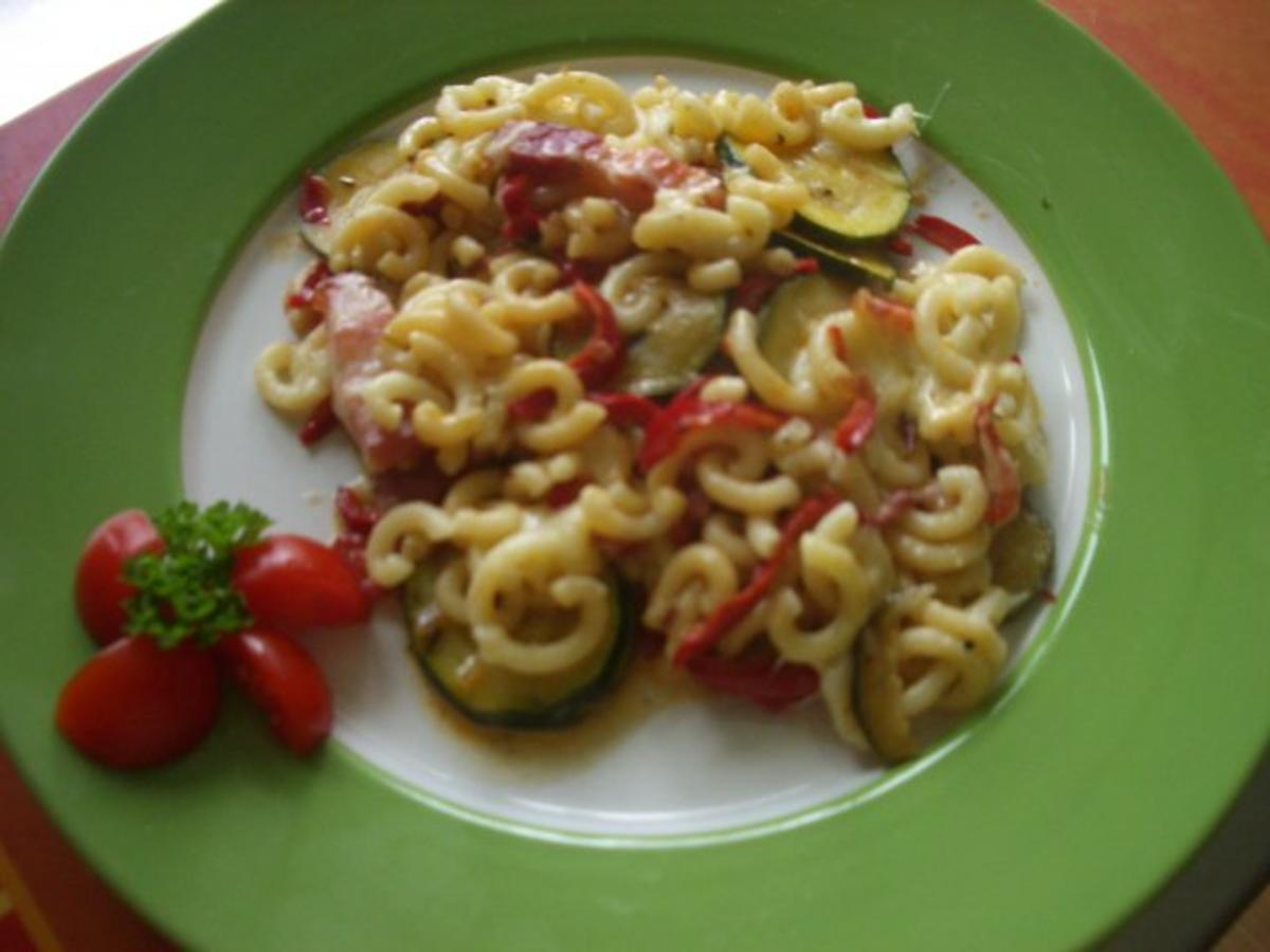 Zucchini -Paprika - Auflauf mit Nudeln - Rezept