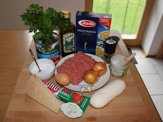 Rezept: Hackbällchen mit Mozzarella-Kern in Tomatensoße und Makkaroni Hackbällchen mit Mozzarella-Kern in Tomatensoße und Makkaroni - Rezept