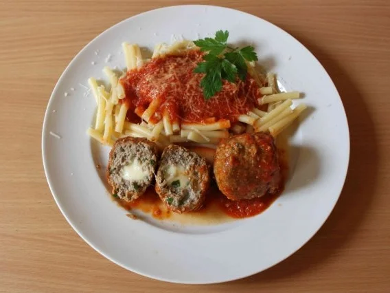 Rezept: Hackbällchen mit Mozzarella-Kern in Tomatensoße und Makkaroni Bild Nr. 2 Hackbällchen mit Mozzarella-Kern in Tomatensoße und Makkaroni - Rezept - Bild Nr. 2