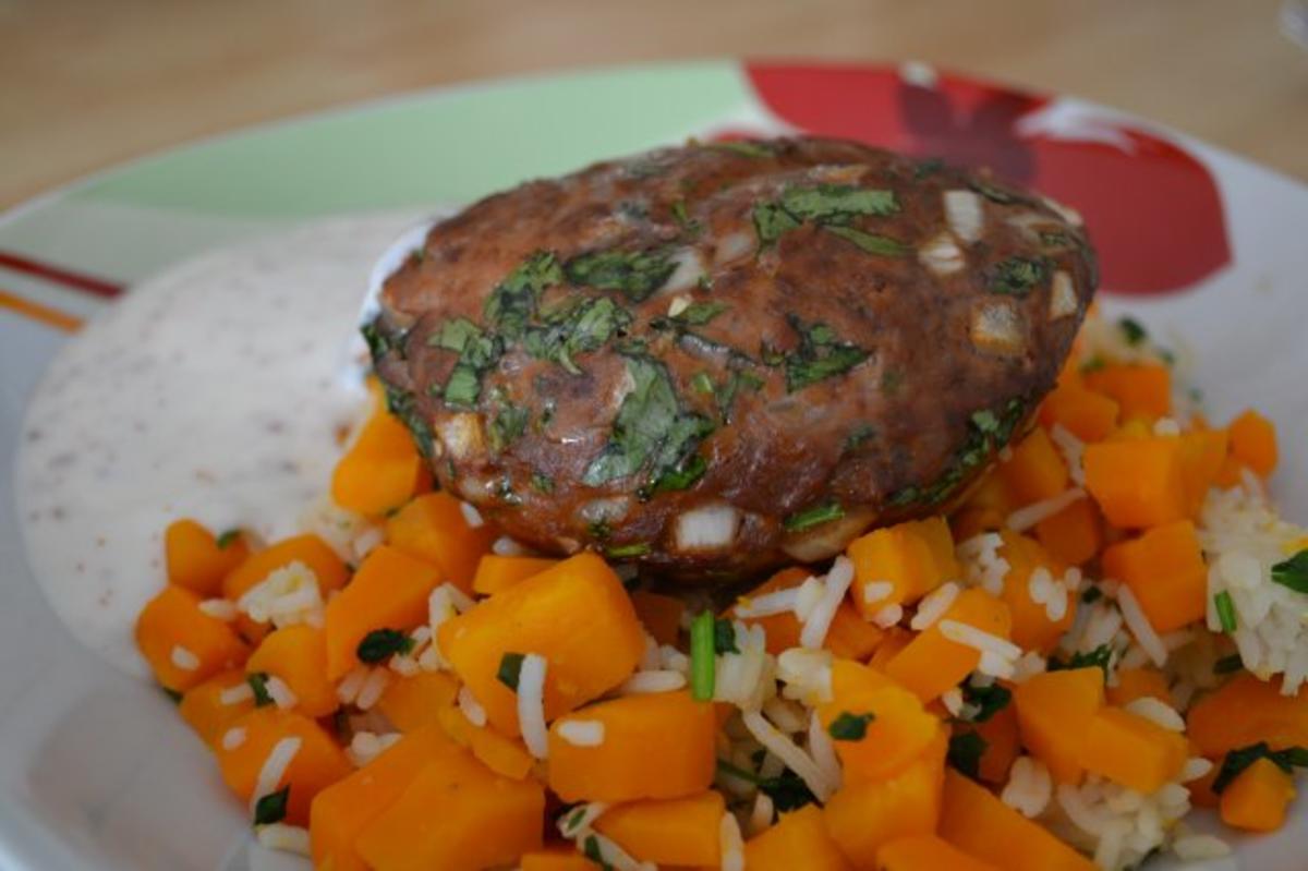 Orientalisches Hacksteak mit Karotten-Reis und Joghurt Sauce - Rezept