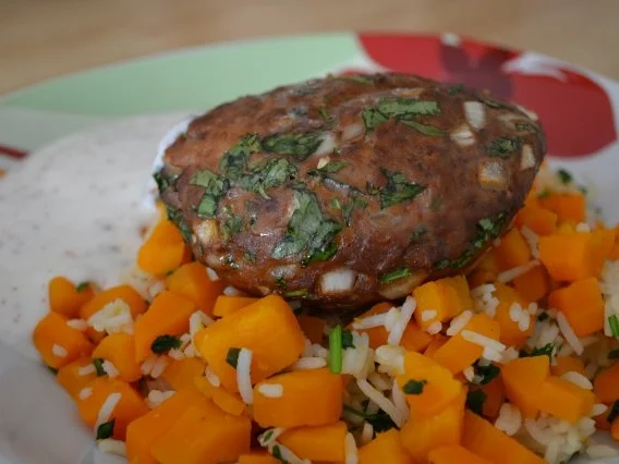 Rezept: Orientalisches Hacksteak mit Karotten-Reis und Joghurt Sauce Orientalisches Hacksteak mit Karotten-Reis und Joghurt Sauce - Rezept