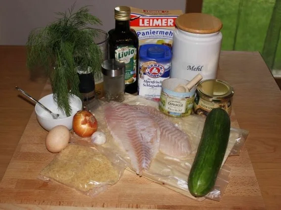 Rotbarschfilet paniert mit Schmorgurken und Reis - Rezept