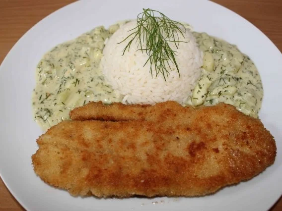 Rotbarschfilet paniert mit Schmorgurken und Reis - Rezept - Bild Nr. 3