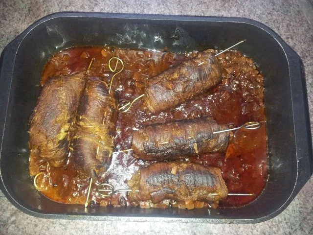 Rinderrouladen mit Rotweinsoße, Mischhack-Füllung, Zwiebeln, Speck und Gewürzgurken - Rezept - Bild Nr. 3