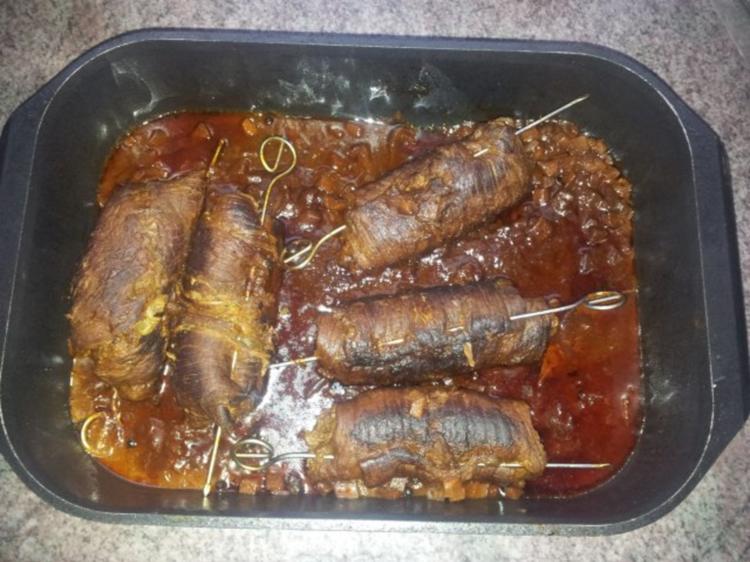 Rinderrouladen mit Rotweinsoße, Mischhack Füllung, Zwiebeln, Speck und ...